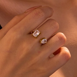 Anello regolabile in acciaio dorato con zirconi di forma quadrata e a goccia