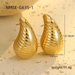 Vista detallada de los pendientes de gota de oro de 18K de 3,16 cm por 1,81 cm