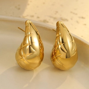 Pendientes de gota en oro de 18 quilates con elegante textura acolchada retro