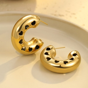 Pendientes de aro en C de acero inoxidable chapado en oro de 18K con corazones calados