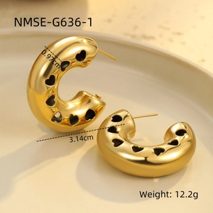 Detalle de pendientes en C de oro de 18K con recortes de corazón, 3,14 cm de diámetro