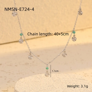 Detalle del collar de acero inoxidable plateado con discos de sol y cuentas de cristal