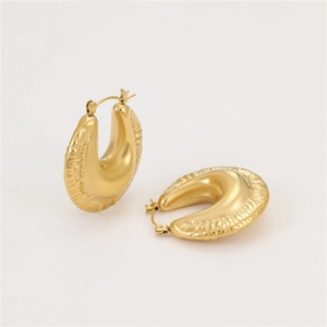 Λεπτομερής λήψη χρυσών σκουλαρικιών σε σχήμα U με ανάγλυφα κυματιστά σχέδια