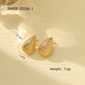 Primer plano de pendientes de gota dorados con textura mate y medidas detalladas