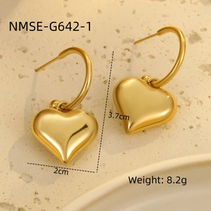 Detailansicht goldener Herz-Ohrhänger mit Maßen von 3,7 cm Länge und 2 cm Breite