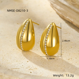 Detalle macro de pendientes de gota en oro de 18K con circonitas blancas y medidas