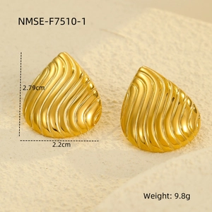 Macro de pendientes de gota dorados con textura ondulada, medida 2,79 cm de alto y 2,2 cm ancho