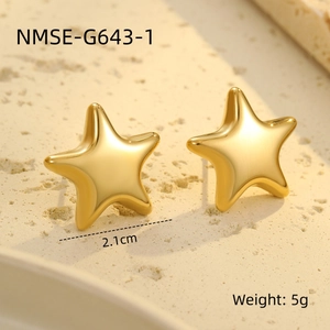 Detailaufnahme der goldenen Stern-Ohrstecker mit 2,1 cm Größe und glänzender Textur