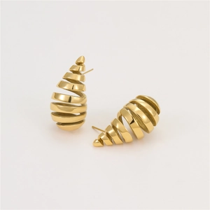 Detalle macro de los pendientes de acero inoxidable oro 18K con textura en espiral