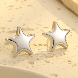 Makroaufnahme von 3D-Stern-Ohrsteckern mit hochglanzpoliertem Silber-Finish