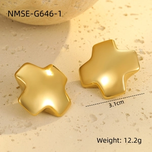 Makroaufnahme von 3,1 cm goldenen Ohrsteckern in Kreuzform mit satinierter Oberfläche