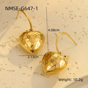 Goldene gehämmerte Edelstahl Herzohrringe mit 4,08 cm Höhe und Maßangaben