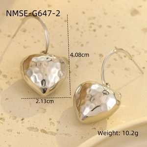 Detailaufnahme der gehämmerten Herzohrringe aus Silber mit Größenangaben und Gewicht