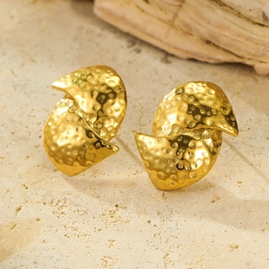 Nahaufnahme von 18K Gold Edelstahl-Ohrringen mit handgefertigter gehämmerter Textur