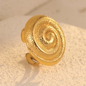 Dettaglio macro dell'anello in acciaio placcato oro 18K con trama martellata a spirale