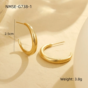 Macro detail van 2,5 cm gouden C-vormige geborstelde stalen oorbellen wegend 3,8 g