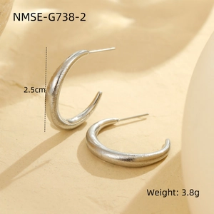 Detail van zilveren C-vormige oorringen met geborstelde afwerking en 2,5 cm hoog