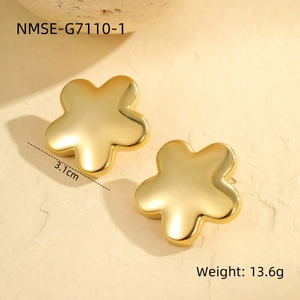 Détails des boucles d'oreilles fleurs polies avec un diamètre de 3,1 cm