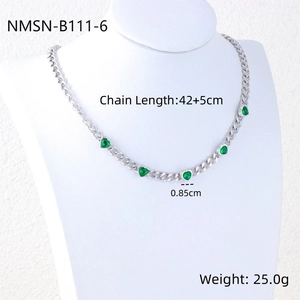 Zilverkleurige schakelketting met vijf groene hartjes en maatvoering details