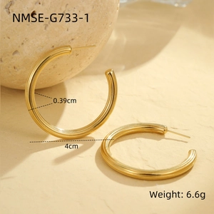 Vue détaillée des boucles d'oreilles en C dorées de 4 cm en acier avec dimensions