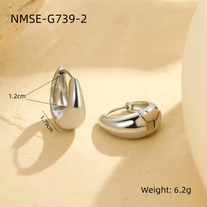 Macro shot showing dimensions and weight of silver teardrop stainless steel earrings