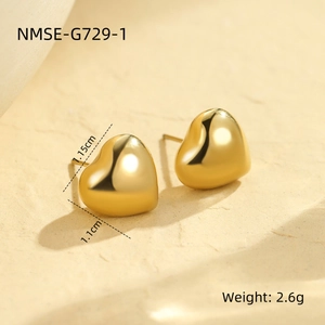 Macro de boucles d'oreilles cœur dorées montrant les dimensions 1,1 cm et le poids 2,6 g