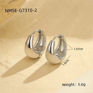 Polished silver teardrop earrings measuring 1.6cm height and weighing 5.6g