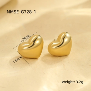 Vue macro de boucles d'oreilles cœur dorées avec dimensions détaillées 1,38cm et 1,05cm