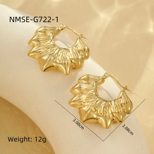 Détail des boucles d'oreilles dorées de 3,08 cm avec texture ondulée et fini poli brillant