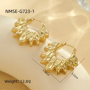 Détail des boucles d'oreilles créoles dorées en forme de soleil avec dimensions