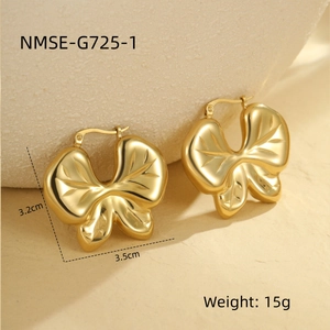 Détail de boucles d'oreilles papillon dorées de 15g avec largeur 3,5cm et hauteur 3,2cm