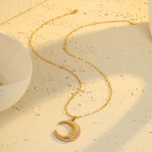 Collar dorado con colgante de luna con circonitas blancas y cadena de estilo clip moderno