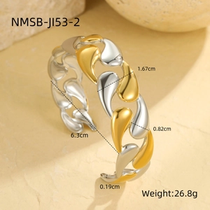 Vue détaillée du large bracelet vague bicolore en acier inoxydable, diamètre 6,3 cm
