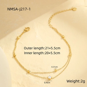 Nahaufnahme der zweilagigen goldenen Fußkette mit Perlen und funkelnden Zirkonia