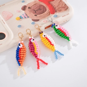Pendentifs poissons en perles colorées faits main avec fermoirs mousquetons dorés