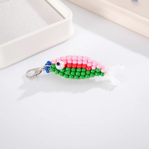 Détail macro du porte-clés poisson en perles colorées fait main avec fermoir en argent