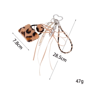 Plüschtaschenanhänger mit Leopardenmuster, rosa Schleifen und Perlenstern-Details