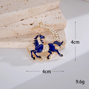 Vue détaillée d'un pendentif cheval en alliage doré avec émail bleu et strass brillants