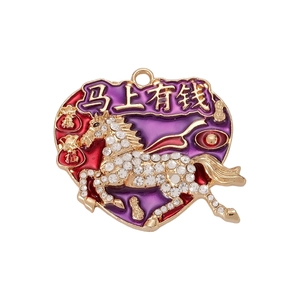 Pendentif cheval en alliage de zinc avec strass blancs et cœur en émail rouge