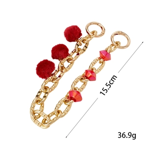 Bijou de sac chic avec pompons bordeaux, perles rouges et chaîne dorée, longueur 15,5 cm
