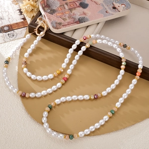 Chaîne de téléphone bandoulière élégante en perles colorées avec fermoir doré
