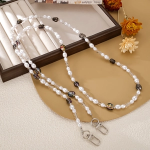 Bandoulière élégante pour téléphone avec perles blanches et perles noires irisées
