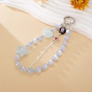 Détail de perles en cœur et étoile avec pendentifs floraux sur un porte-clés en argent
