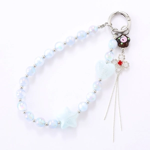 Bijou de téléphone en perles bleu pastel avec cœurs étoiles et pendentif fleurie