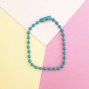 Détail de chaîne à billes bleu clair avec fermoir pour bijoux DIY et étiquettes