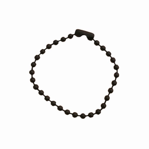 Chaîne à billes noires de 2,4 mm pour porte-clés avec raccord sur fond blanc pur