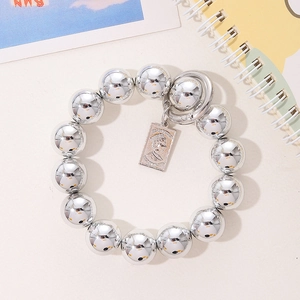 Bracelet en perles argentées avec perles polies et pendentif portrait carré chic