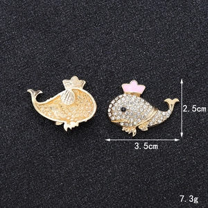 Spilla balena dorata scintillante con strass e corona rosa, 2,5 cm x 3,5 cm