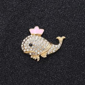 Ciondolo balena dorata con strass scintillanti e corona in smalto rosa decorata