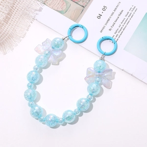 Bijou de téléphone en perles bleu clair avec paillettes et nœuds papillon violets